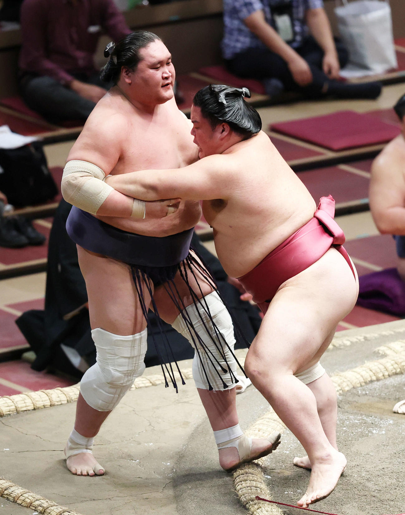 大栄翔（右）に寄り切りで敗れる照ノ富士（撮影・河田真司）