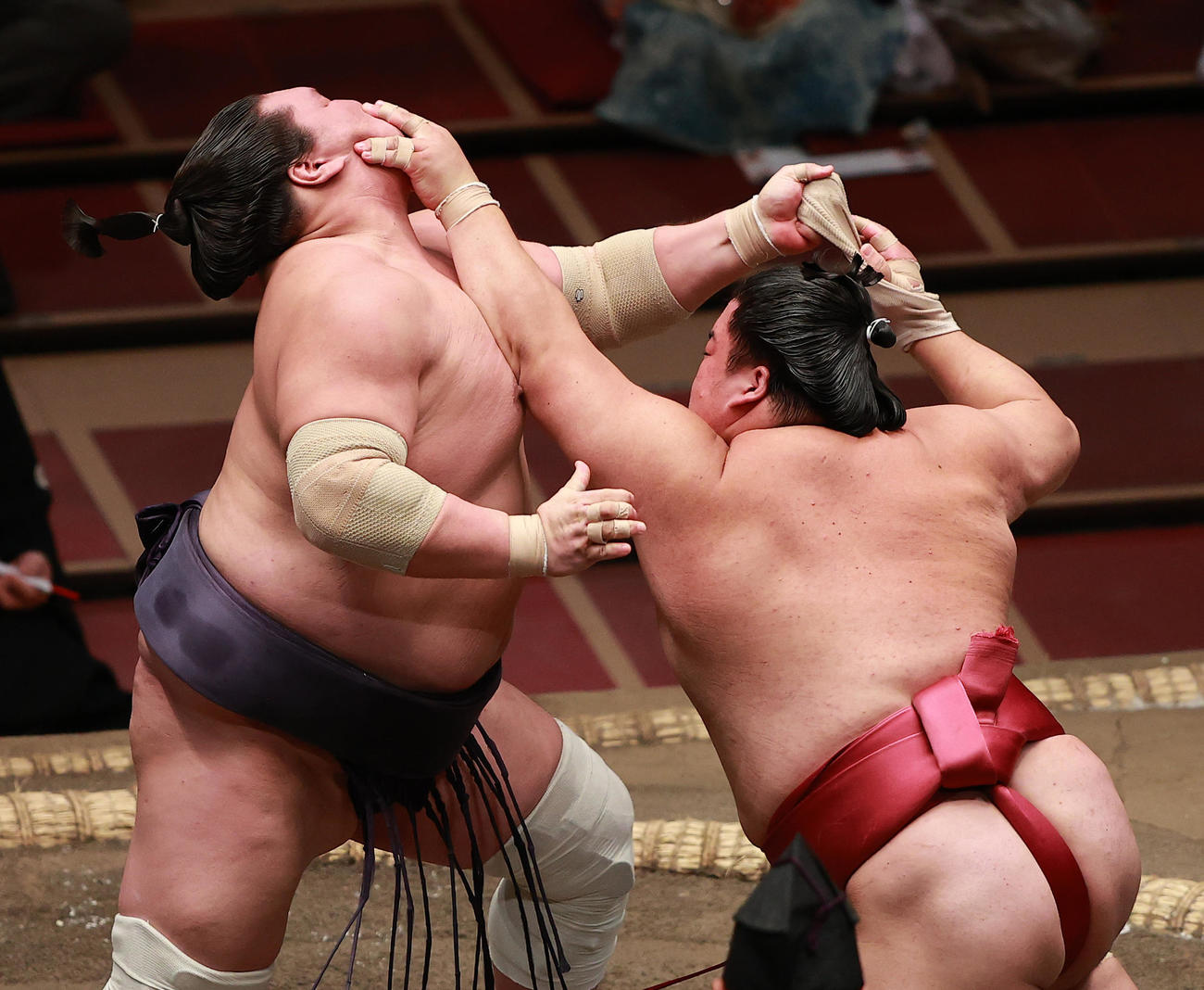 照ノ富士（左）を突っ張る大栄翔（撮影・野上伸悟）