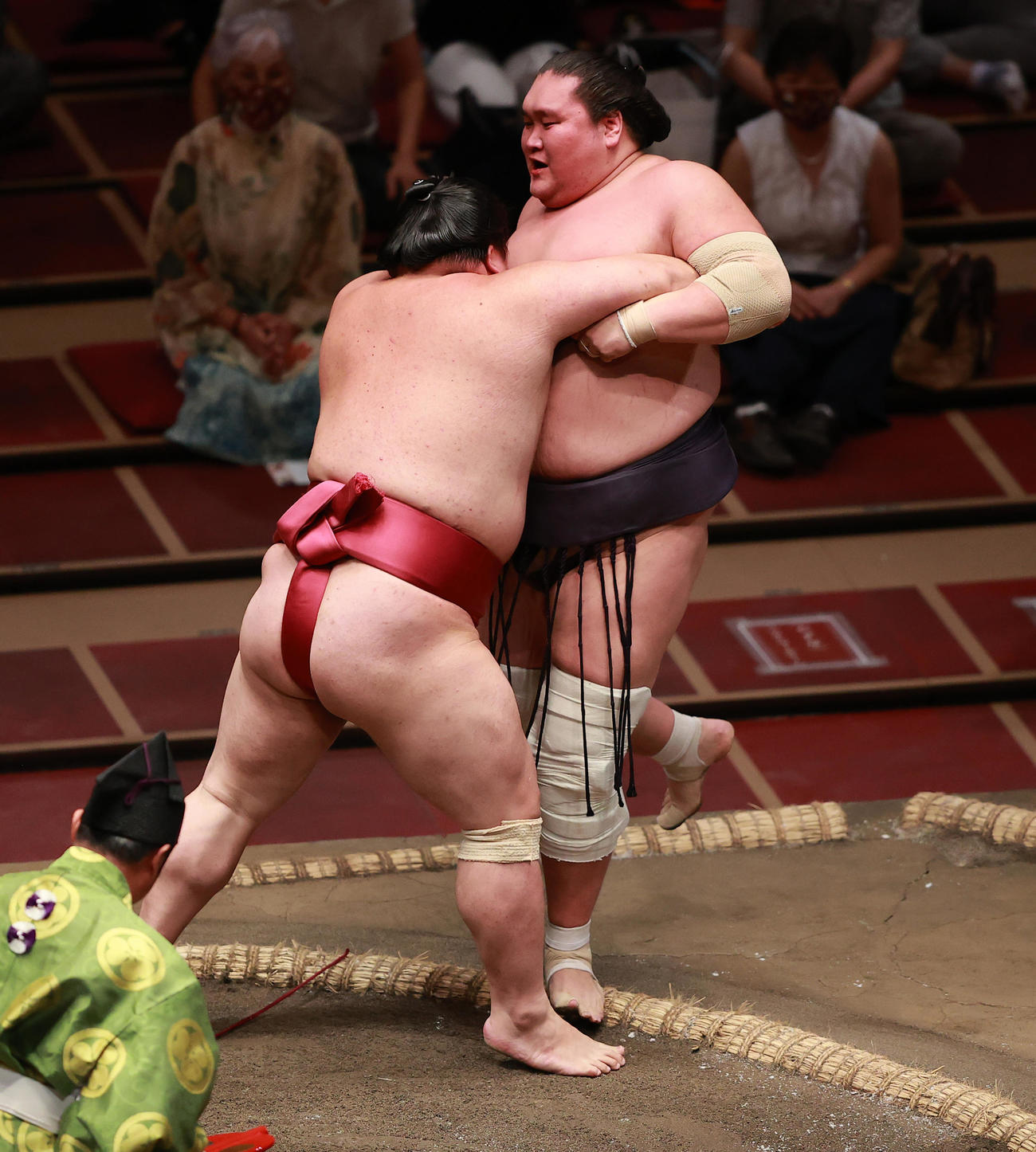 大栄翔（手前）に寄り切りで敗れる照ノ富士（撮影・野上伸悟）
