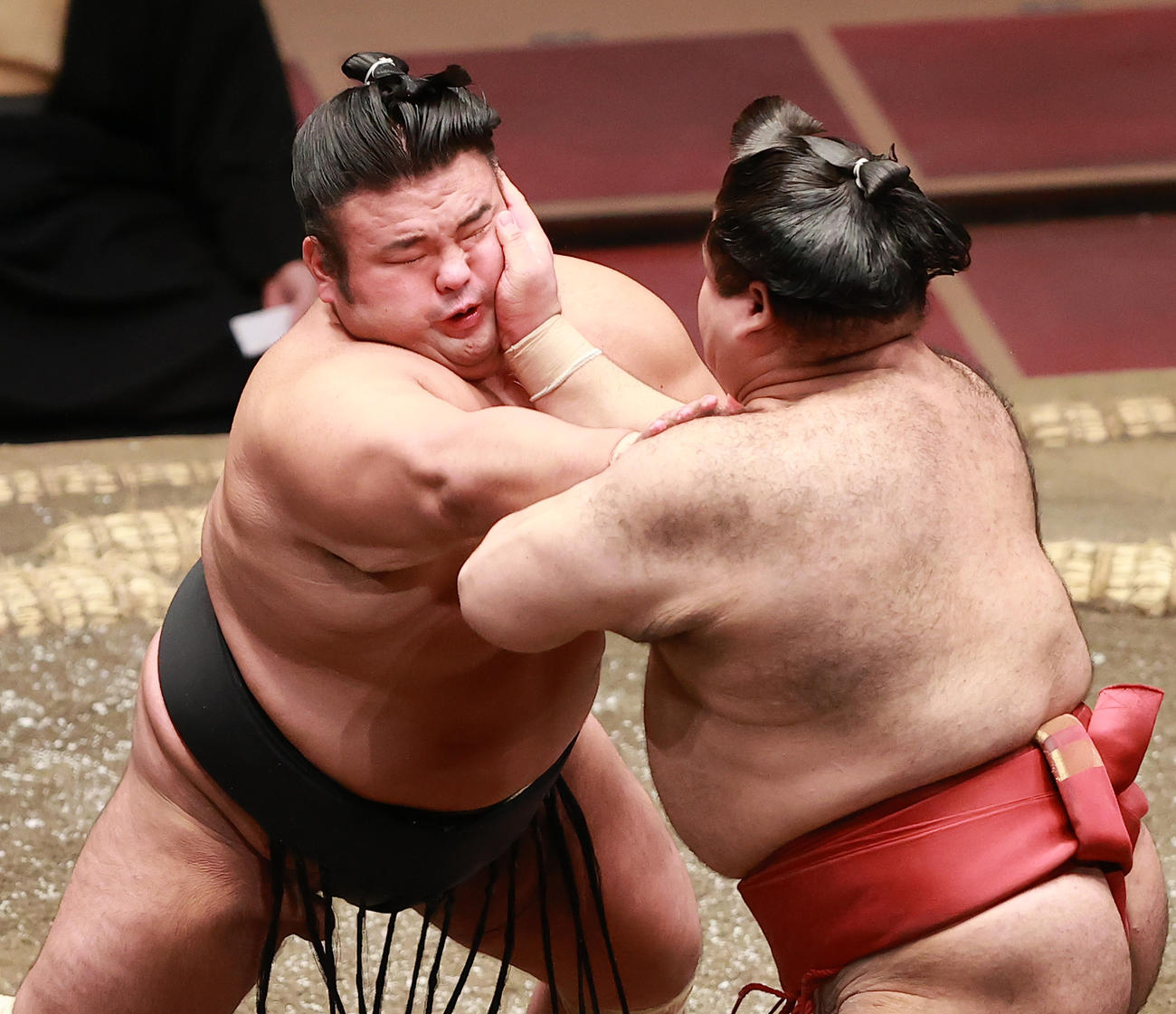 高安（手前）の張り手に耐える貴景勝（撮影・野上伸悟）