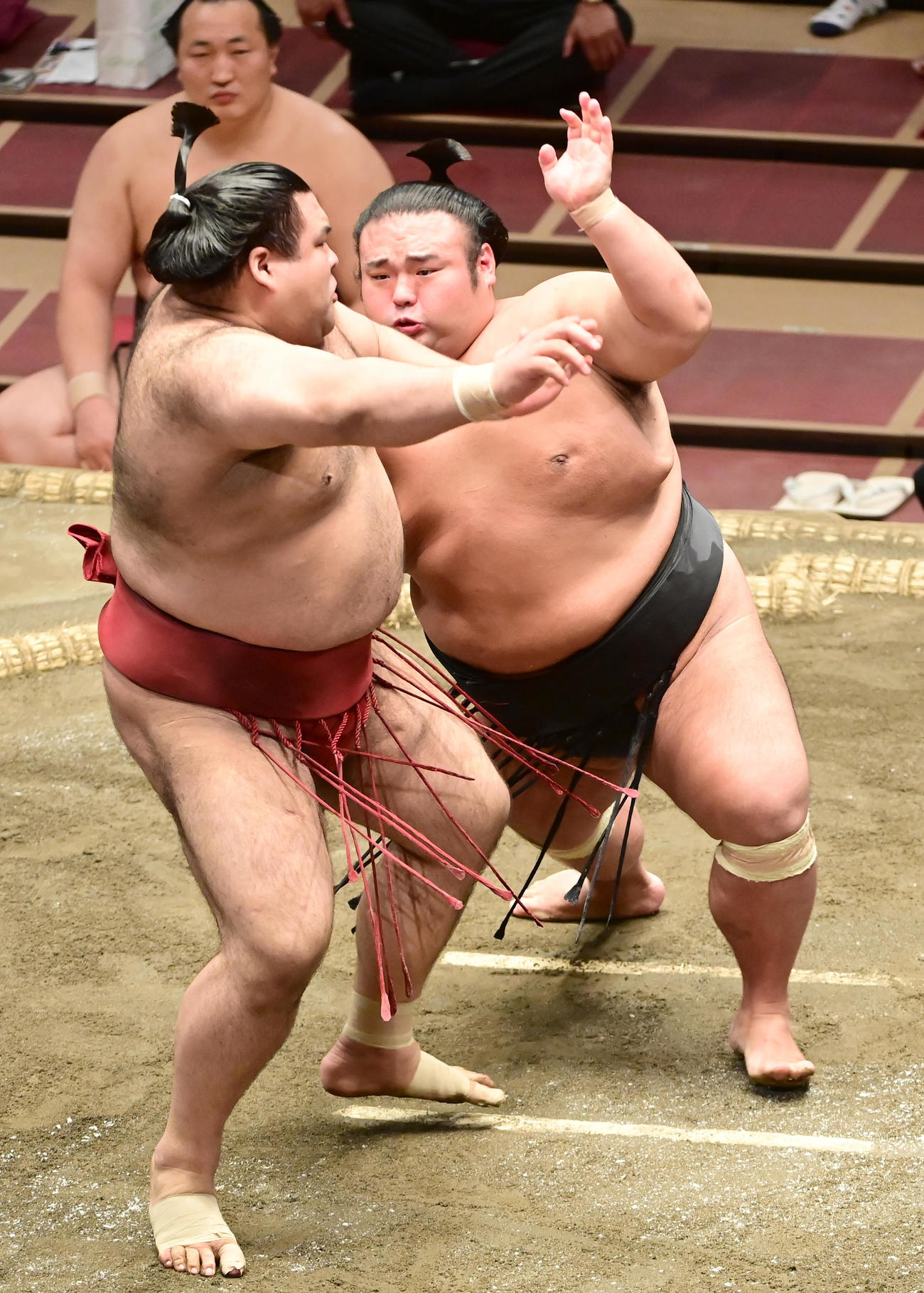 高安（左）を突き押しで攻める貴景勝（撮影・小沢裕）