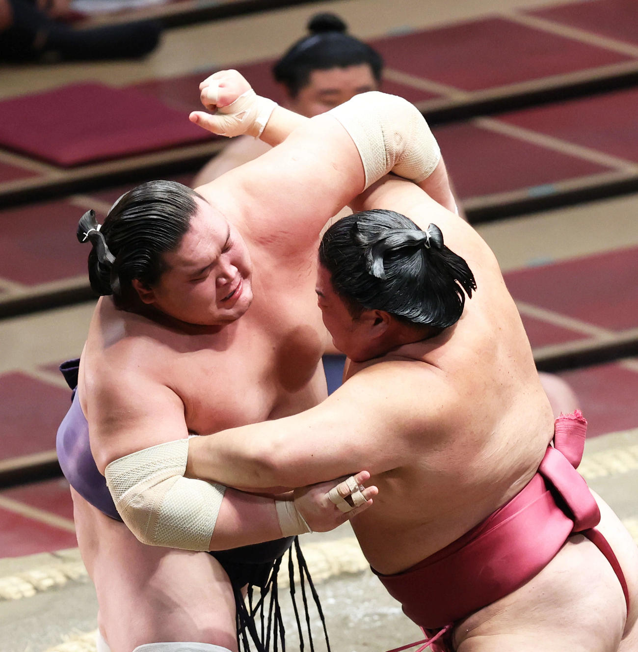 大栄翔（右）の攻めに耐える照ノ富士（撮影・河田真司）