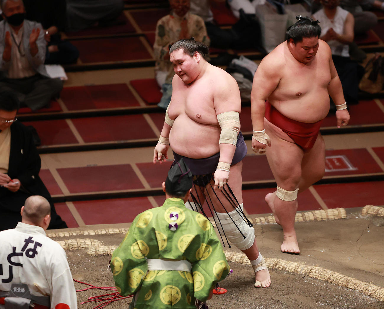 大栄翔（奥）に寄り切りで敗れ肩を落とす照ノ富士（撮影・野上伸悟）