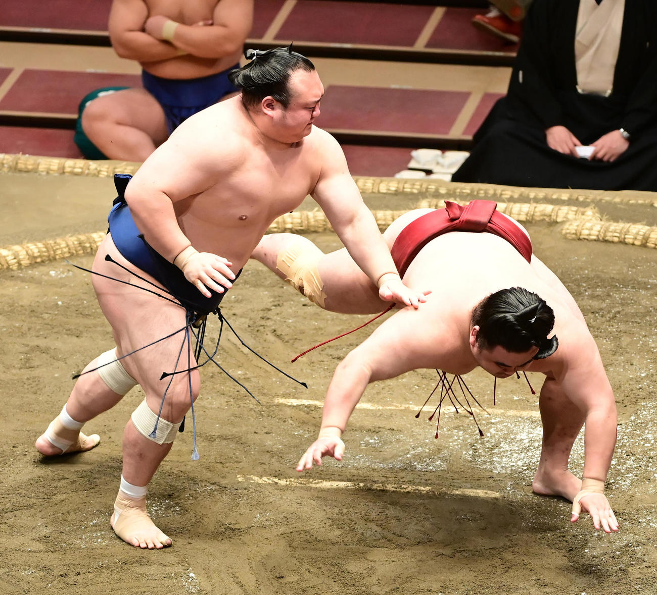 宝富士（左）は隆の勝を突き落としで破る（撮影・小沢裕）