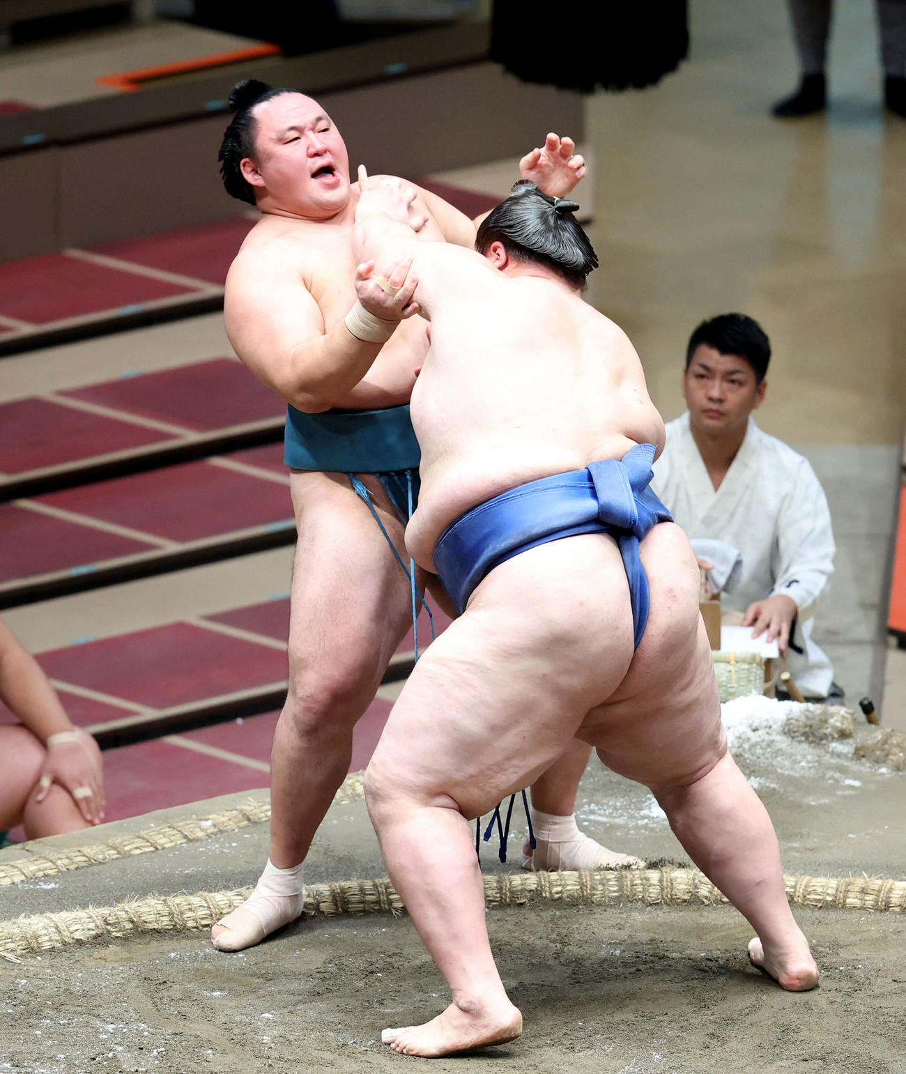 逸ノ城（右）に押し出しで敗れる玉鷲（撮影・河田真司）