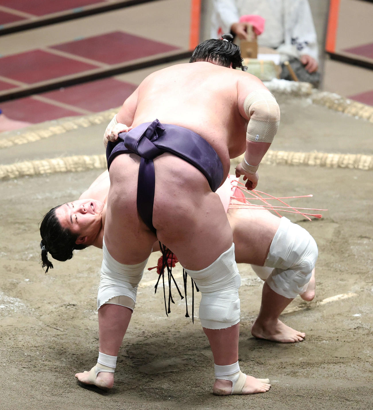 照ノ富士（手前）に上手投げで敗れる宇良（撮影・河田真司）