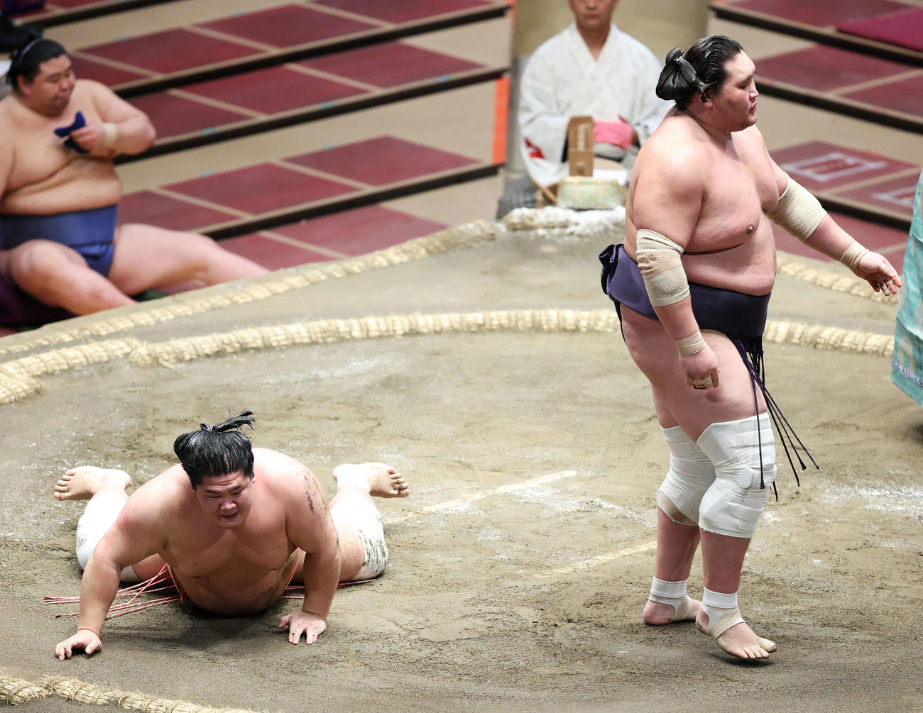 宇良（右）を上手投げで破る照ノ富士（撮影・河田真司）
