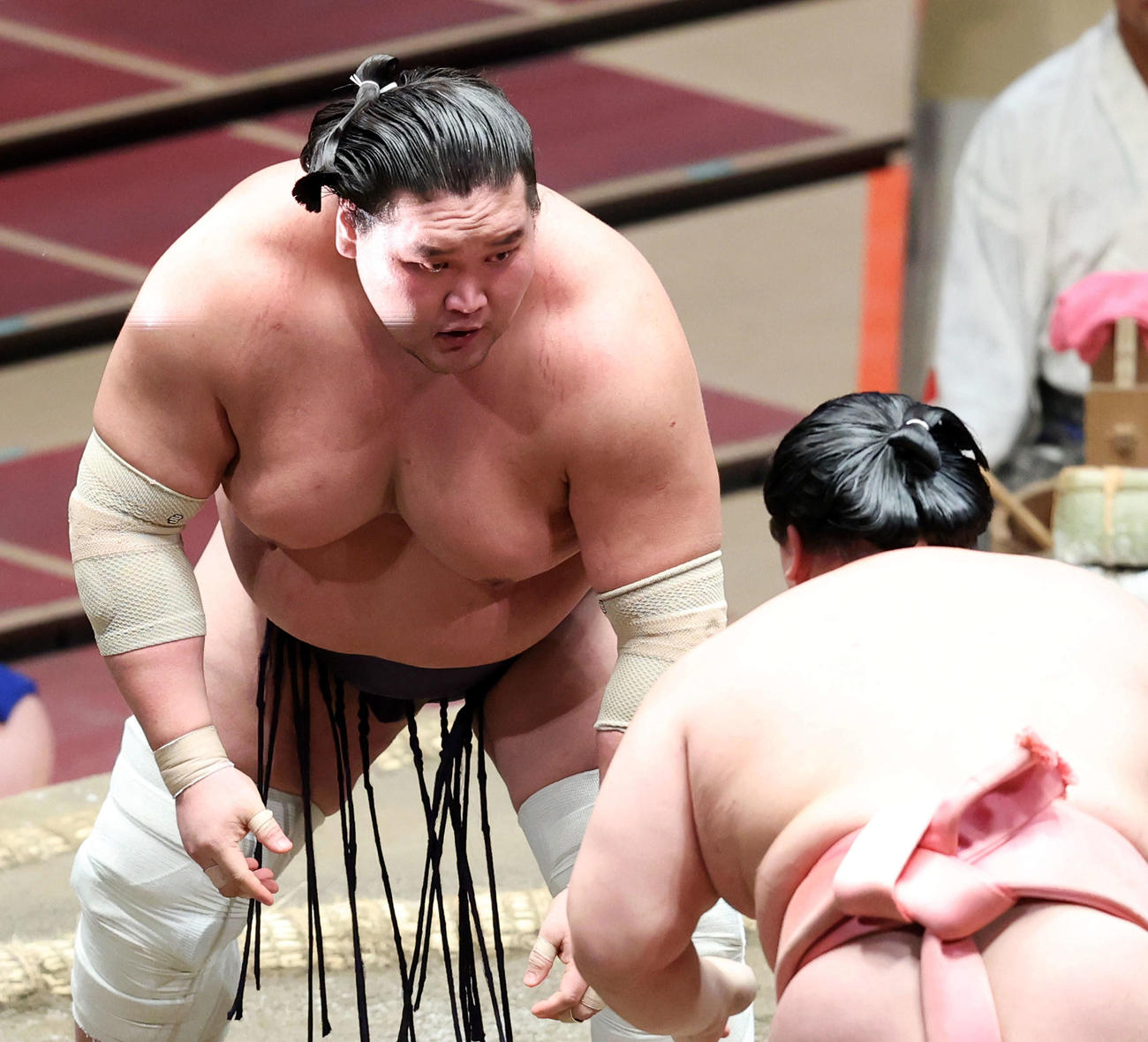 宇良（手前）と間合いをとる照ノ富士（撮影・河田真司）