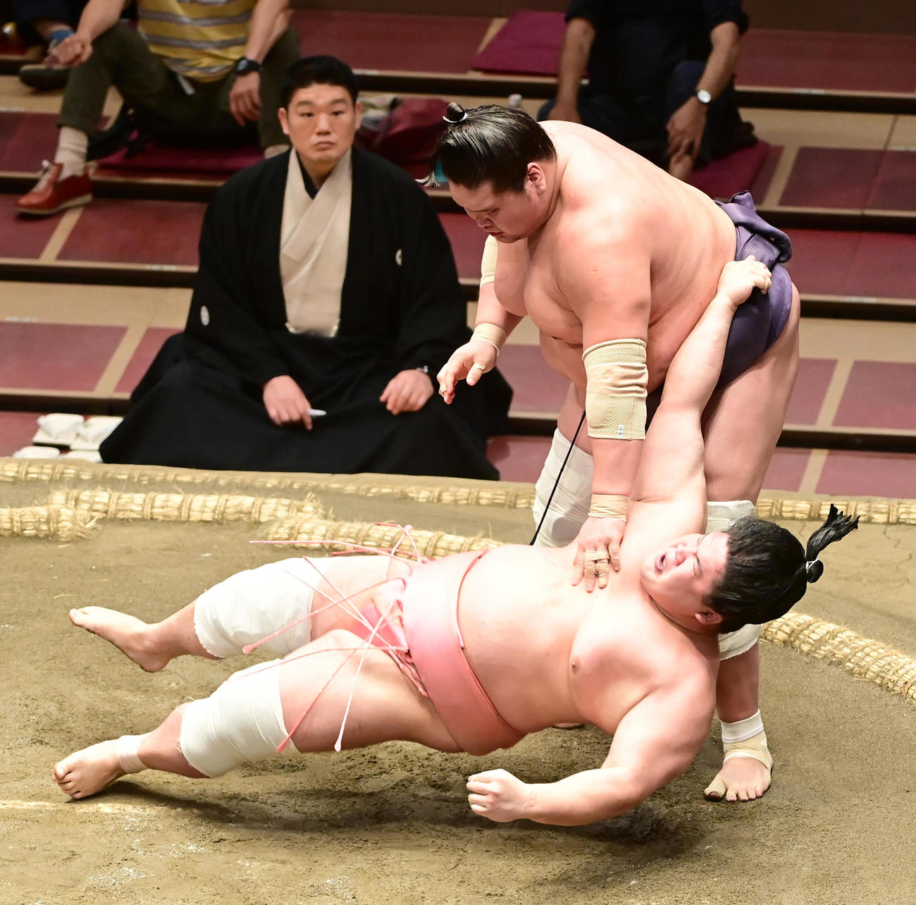 照ノ富士（右）が上手投げを打つも宇良はまわしをつかみ食い下がったが万事休す。驚異の粘り腰に審判を務めた谷川親方もびっくり（撮影・小沢裕）
