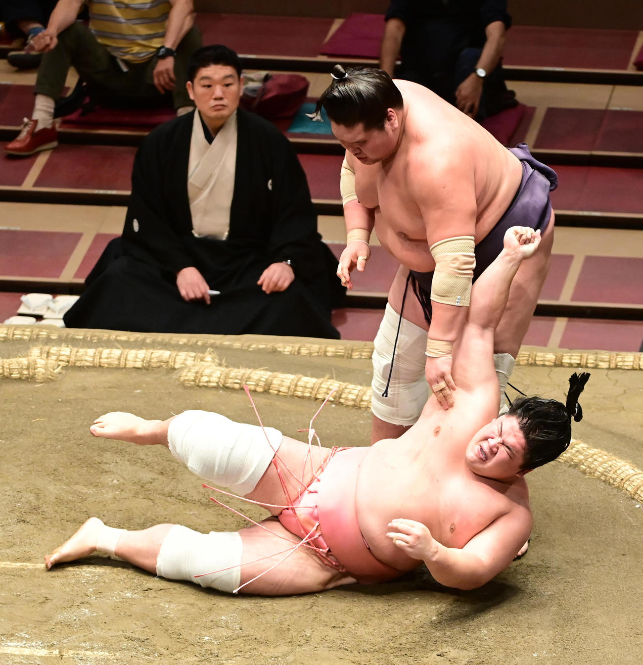 照ノ富士（右）が上手投げを打つも宇良はまわしをつかみ食い下がったが万事休す。驚異の粘り腰に審判を務めた谷川親方もびっくり（撮影・小沢裕）