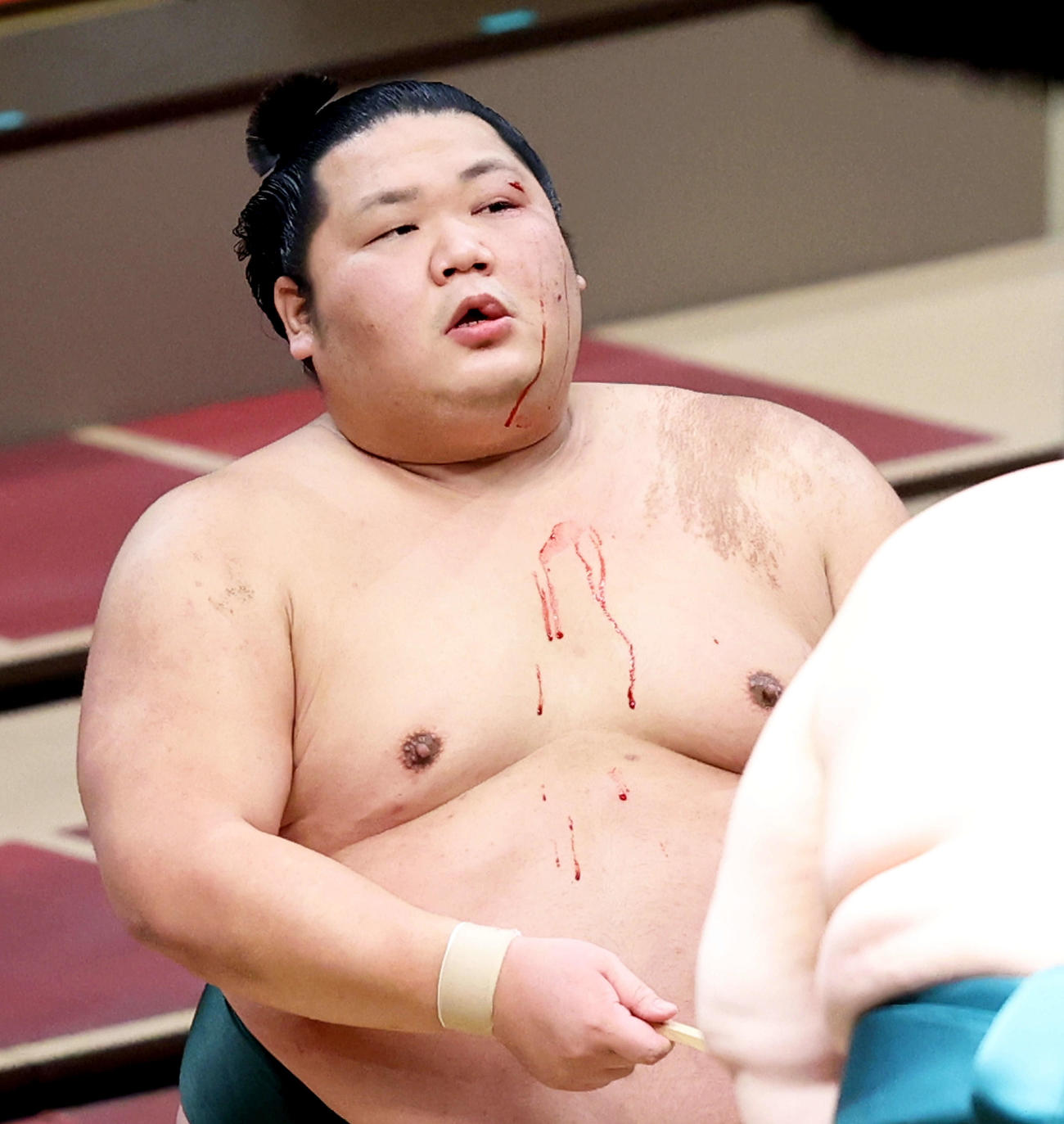 輝を突き出しで破り、左まぶたから流血させる千代大龍（撮影・河田真司）