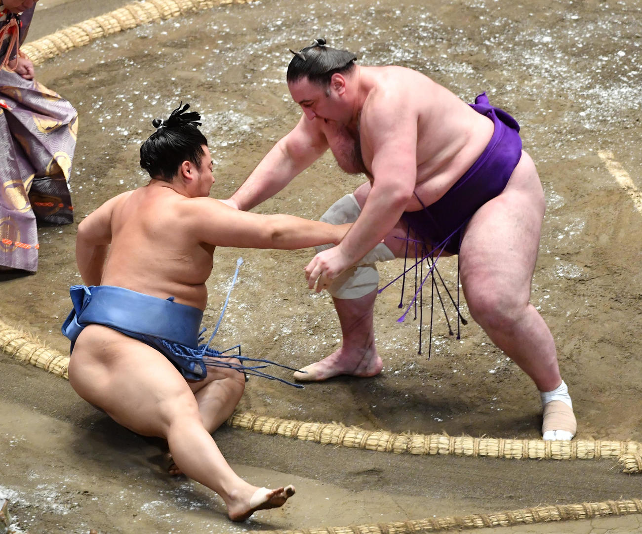 栃ノ心（右）は翔猿を寄り倒しで破る（撮影・柴田隆二）