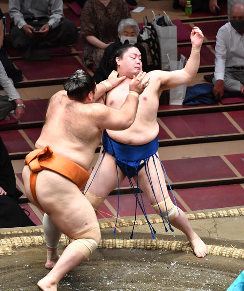 魁聖（左）は一山本を押し出しで破る（撮影・柴田隆二）