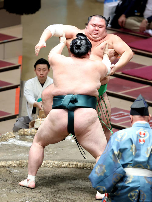 豊山（手前）に押し出しで敗れる千代丸（撮影・河田真司）