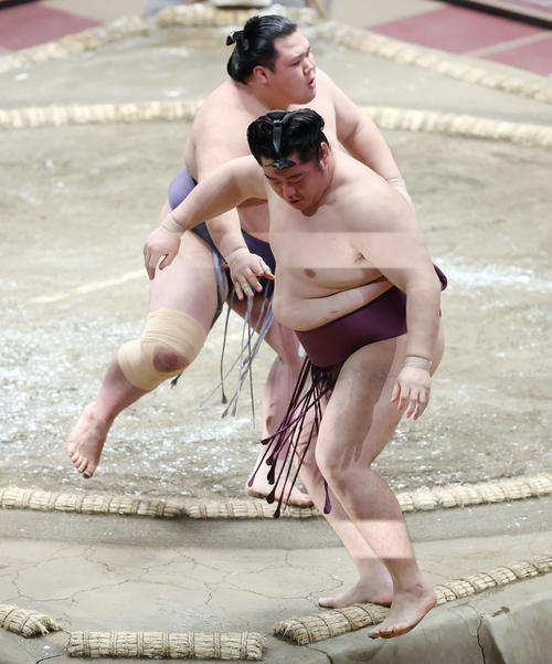阿武咲（奥）に押し出しで敗れる遠藤（撮影・河田真司）
