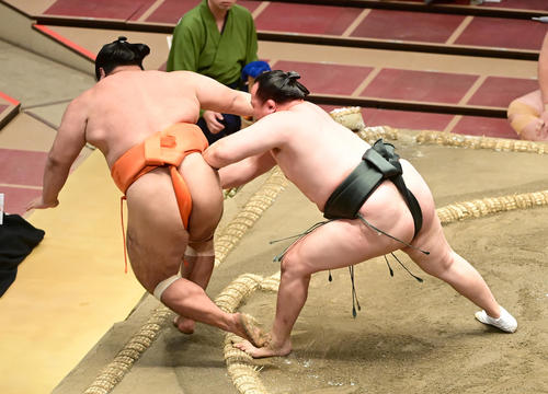 千代翔馬（右）は志摩ノ海を送り出しで破る（撮影・小沢裕）