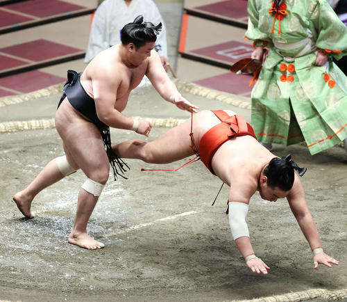 豊昇龍（右）を上手投げで破る霧馬山（撮影・河田真司）