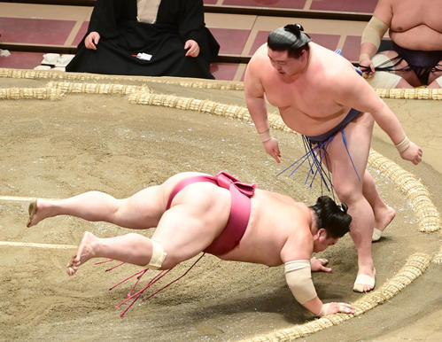 正代（右）は大栄翔をはたき込みで破る（撮影・小沢裕）