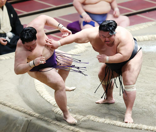 明生（左）を押し出しで破る貴景勝（撮影・河田真司）