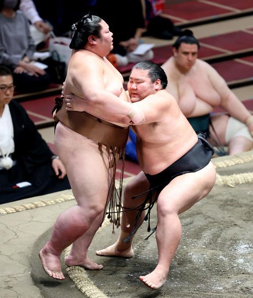 剣翔（左）を寄り切りで破る千代ノ皇（撮影・河田真司）
