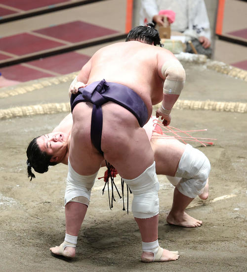 照ノ富士（手前）に上手投げで敗れる宇良（撮影・河田真司）