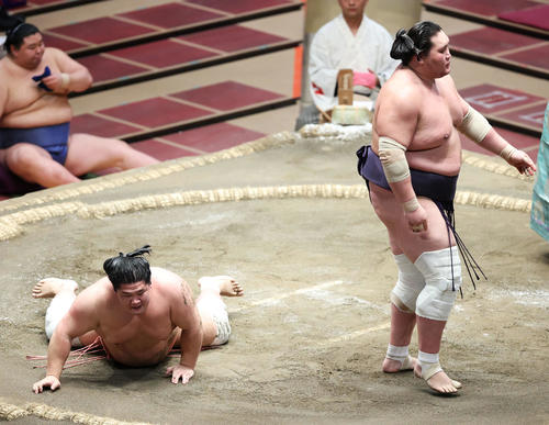宇良（右）を上手投げで破る照ノ富士（撮影・河田真司）