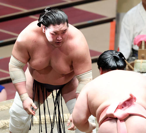 宇良（手前）と間合いをとる照ノ富士（撮影・河田真司）