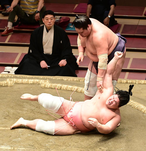 照ノ富士（右）が上手投げを打つも宇良はまわしをつかみ食い下がったが万事休す。驚異の粘り腰に審判を務めた谷川親方もびっくり（撮影・小沢裕）