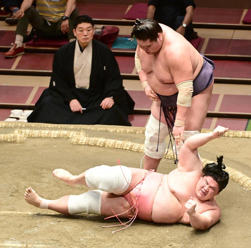 照ノ富士（右）が上手投げを打つも宇良はまわしをつかみ食い下がったが万事休す。驚異の粘り腰に審判を務めた谷川親方もびっくり（撮影・小沢裕）