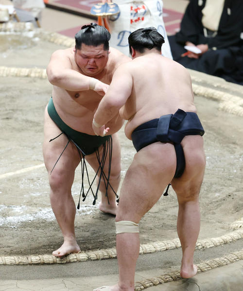 輝（手前）を突き出しで破る千代大龍（撮影・河田真司）