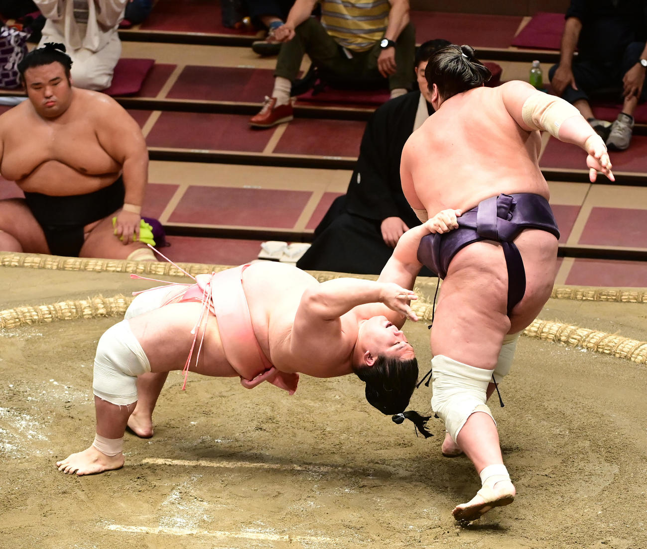照ノ富士（右）の上手投げをまわしをつかんで必死にこらえる宇良（撮影・小沢裕）