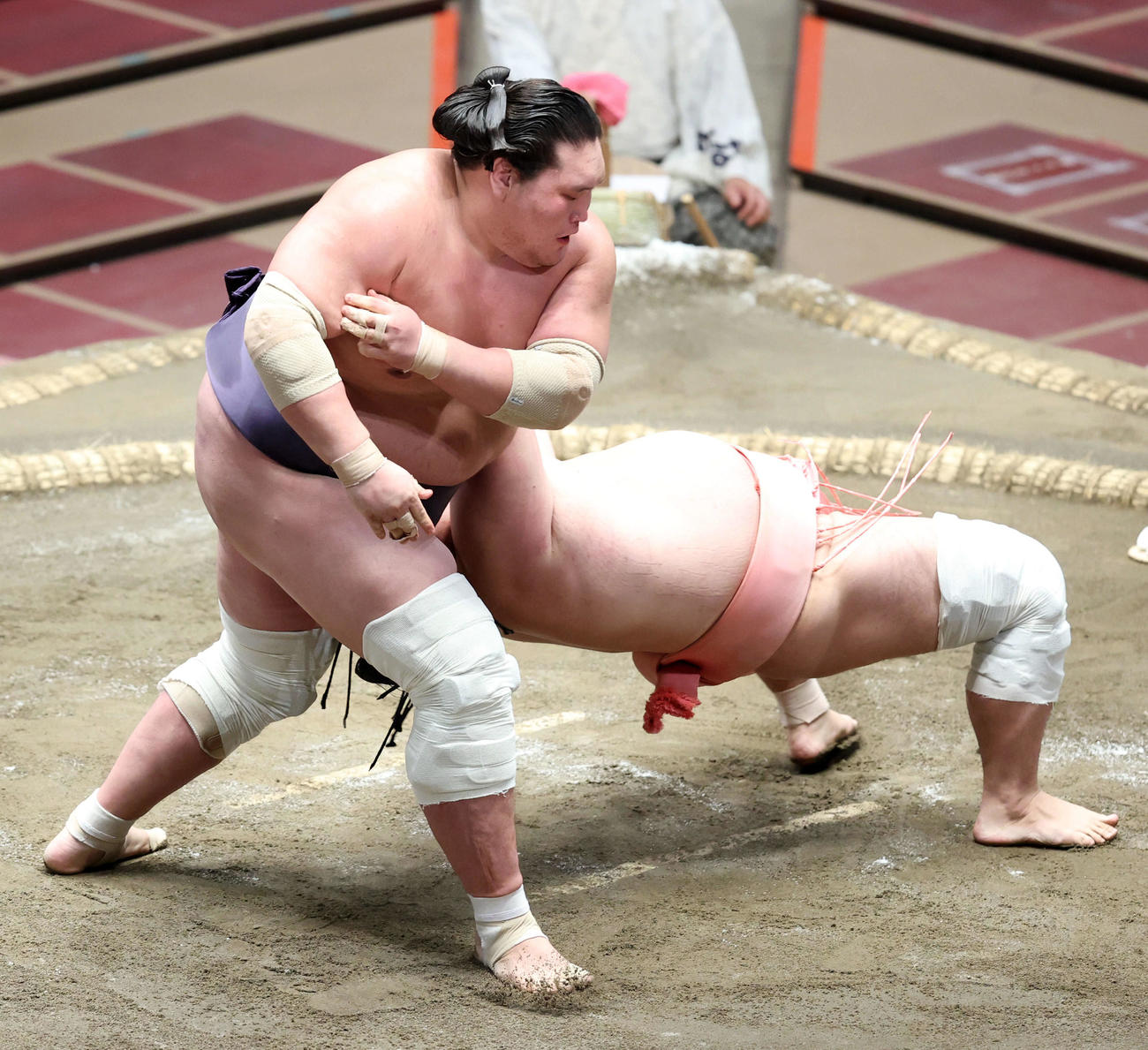 宇良（右）を上手投げで破る照ノ富士（撮影・河田真司）