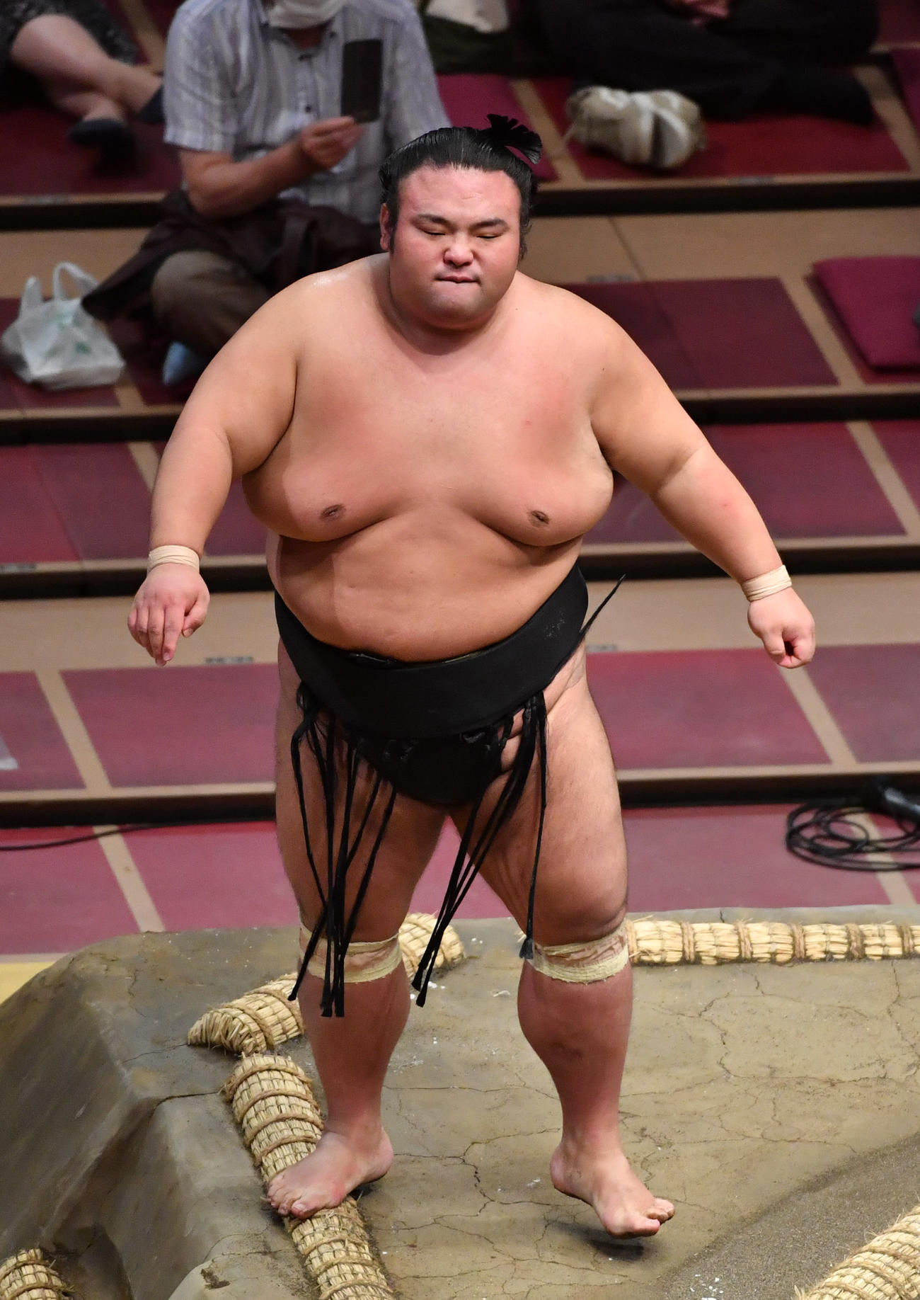貴景勝は明生を押し出しで破る（撮影・柴田隆二）