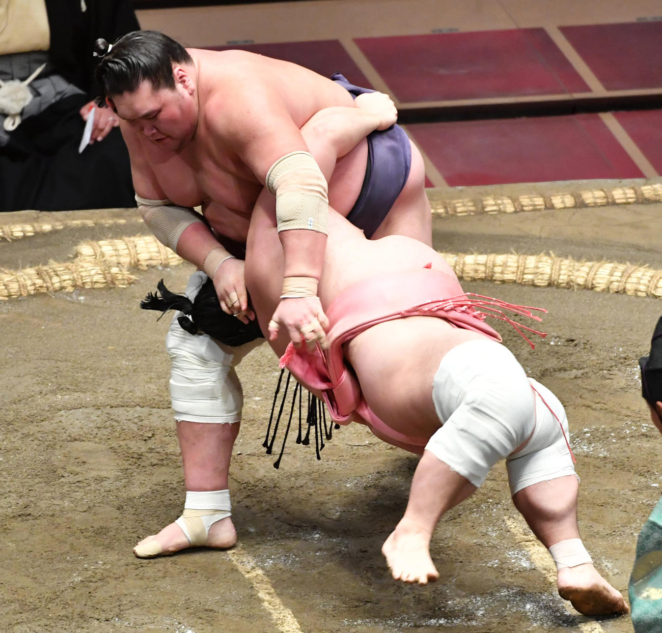 照ノ富士（左）の上手投げにまわしをつかんで耐える宇良（撮影・柴田隆二）