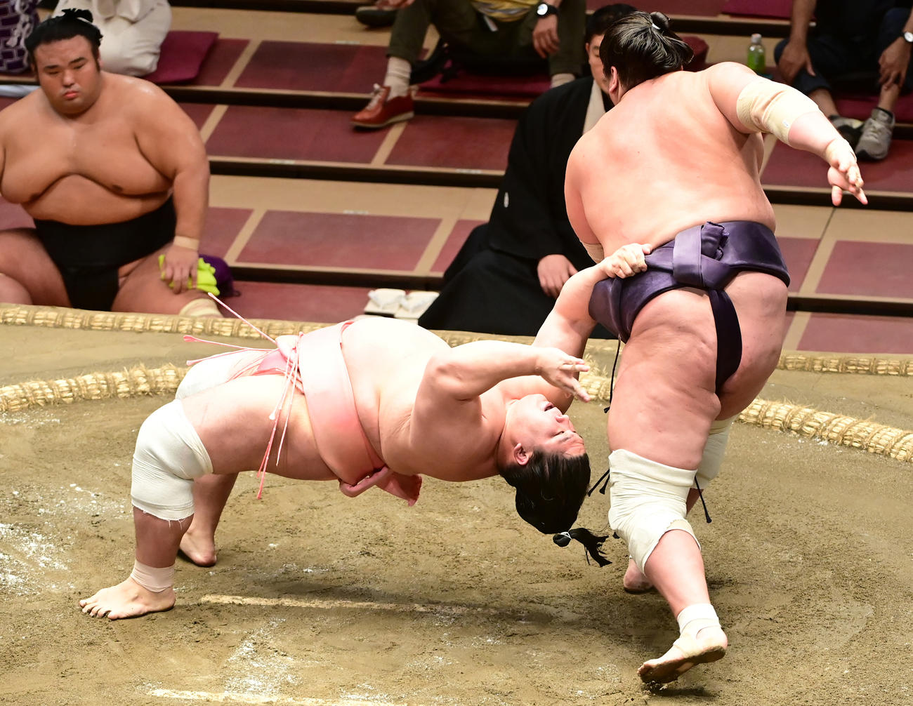 照ノ富士（右）の上手投げをまわしをつかんで必死にこらえる宇良（撮影・小沢裕）