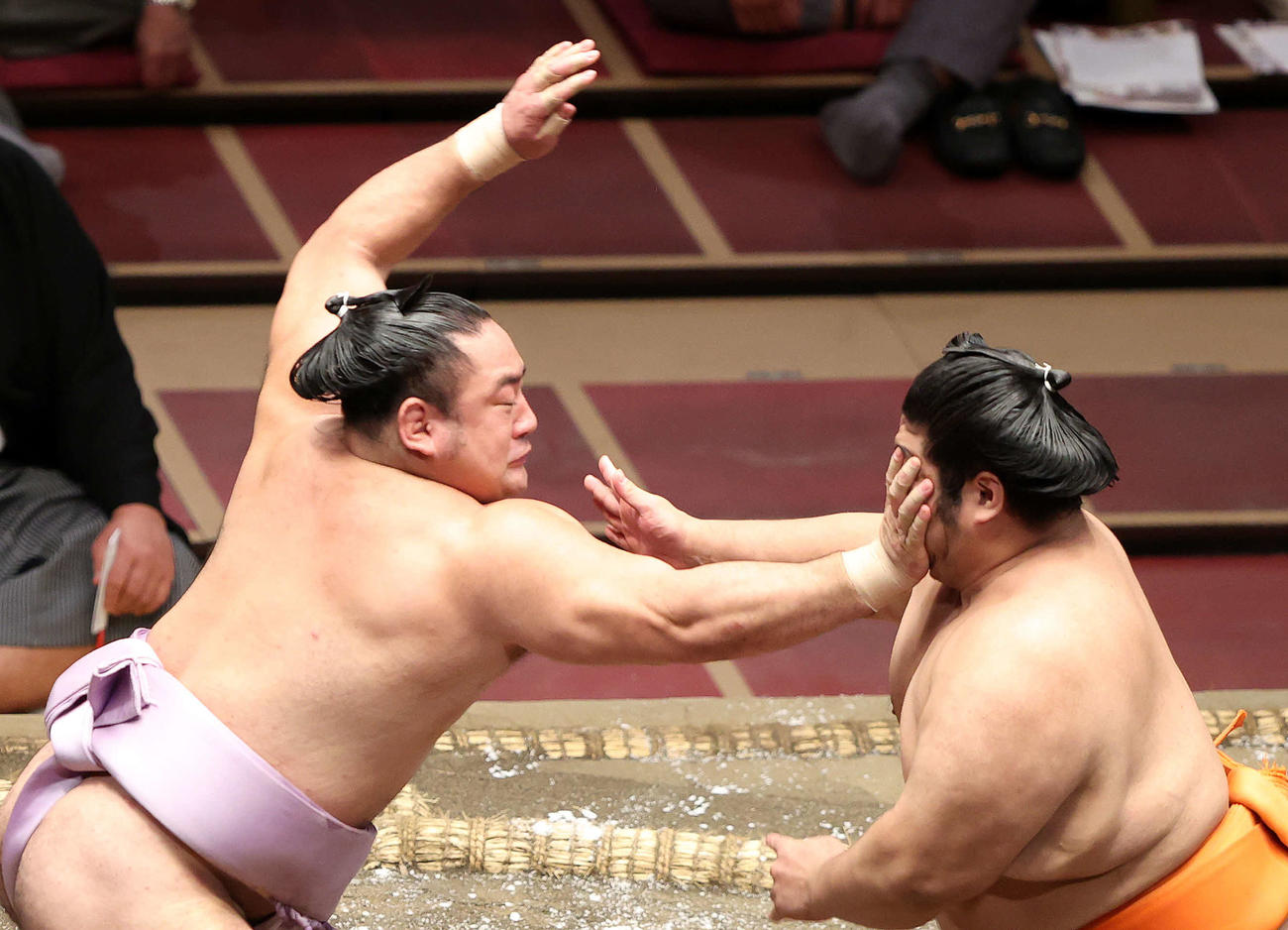 志摩ノ海（右）を攻める琴恵光（撮影・鈴木正人）