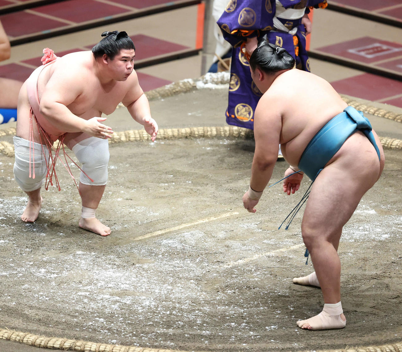 玉鷲（右）と間合いをとる宇良（撮影・河田真司）