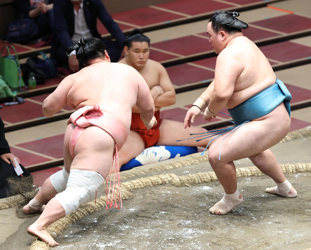 宇良（左）を押し出しで破る玉鷲（撮影・河田真司）