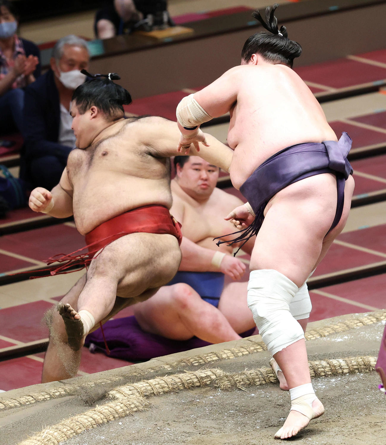 高安（左）を寄り切りで破る照ノ富士（撮影・河田真司）
