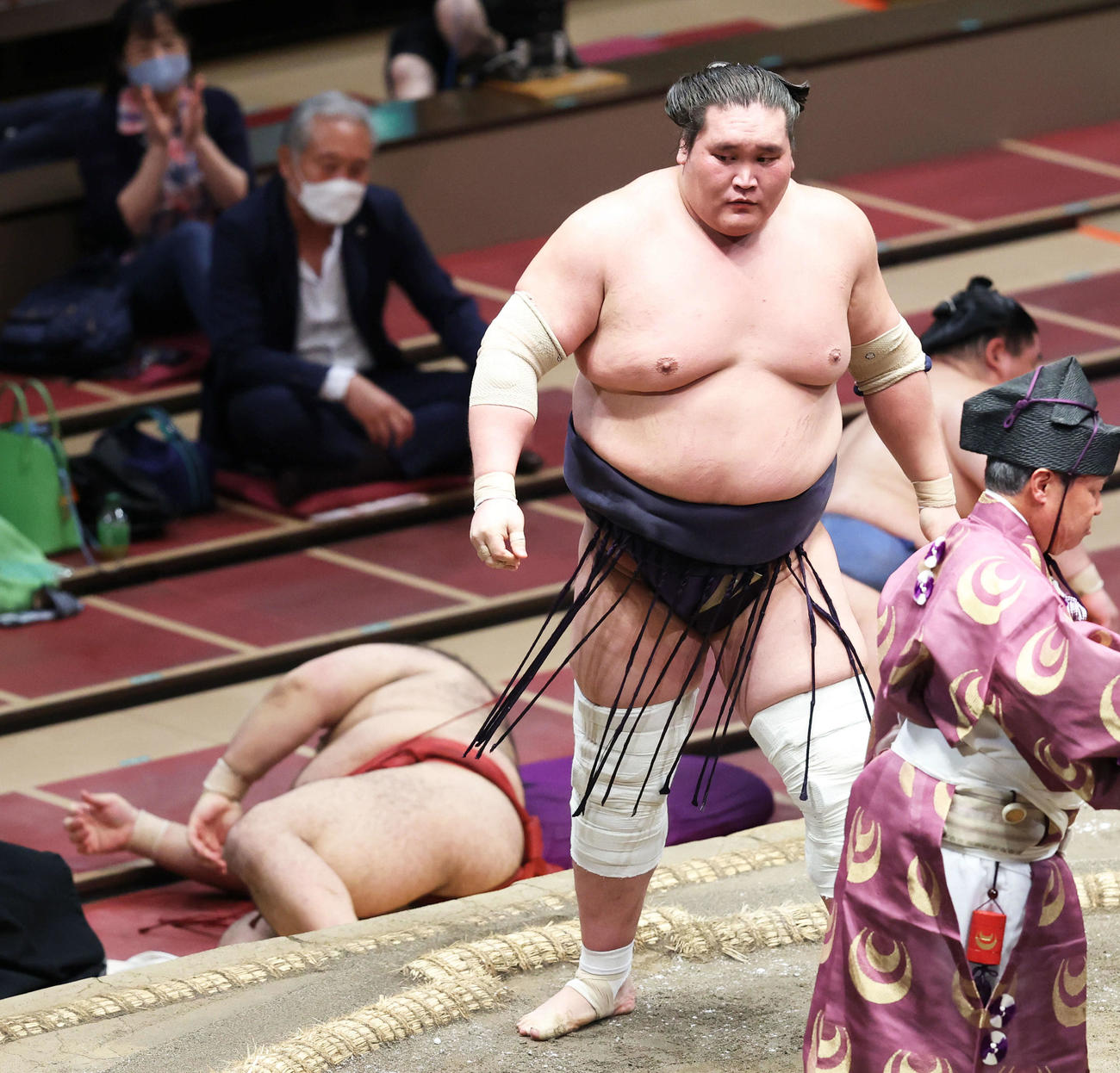 高安（左下）を寄り切りで破る照ノ富士（撮影・河田真司）
