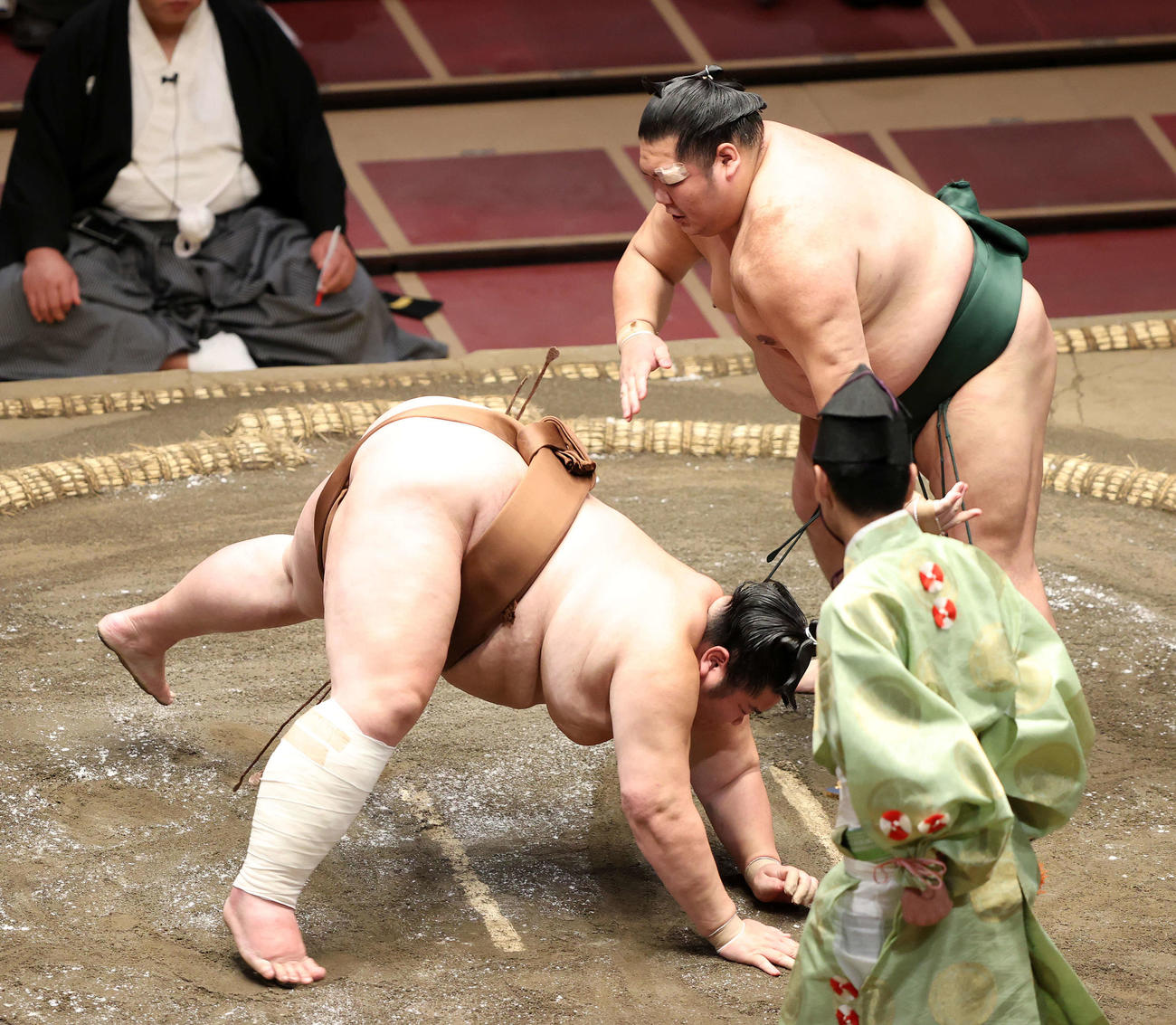 剣翔（左）を引き落としで破る千代大龍（撮影・鈴木正人）