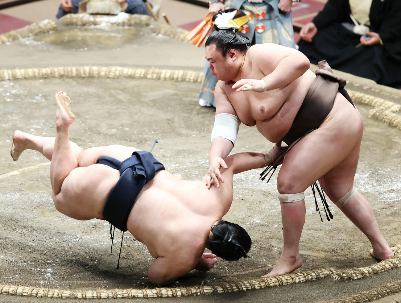 輝（左）を突き落としで破る英乃海（撮影・河田真司）