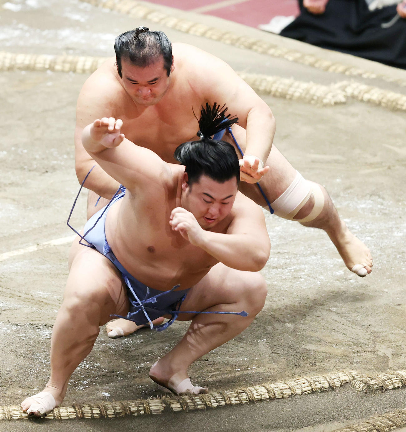 翔猿（手前）送り倒しで破る千代の国（撮影・河田真司）