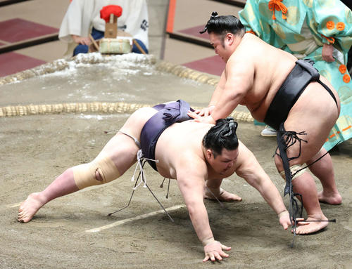 阿武咲（左）を引き落としで破る貴景勝（撮影・河田真司）