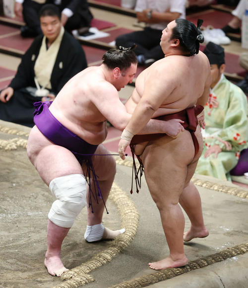 徳勝龍（右）を寄り切りで破る栃ノ心（撮影・河田真司）