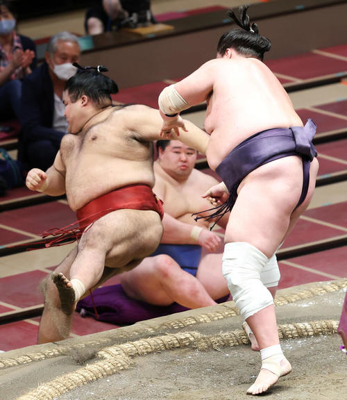 高安（左）を寄り切りで破る照ノ富士（撮影・河田真司）