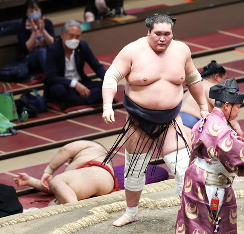 高安（左下）を寄り切りで破る照ノ富士（撮影・河田真司）
