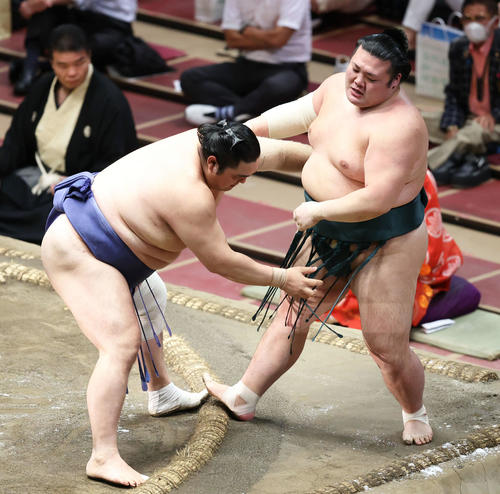 豊山（右）を寄り切りで破る隠岐の海（撮影・河田真司）