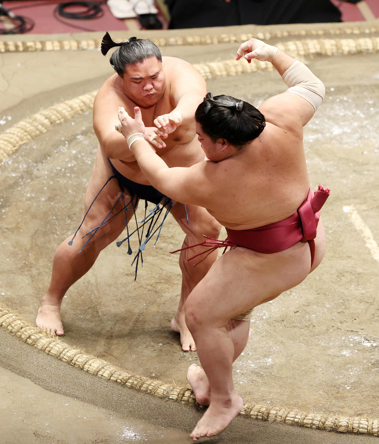 大栄翔（右）を押し出しで破る御嶽海（撮影・鈴木正人）
