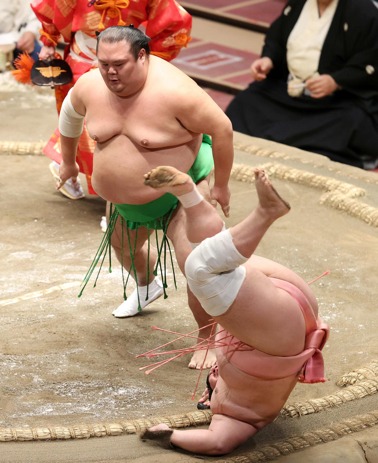宇良（手前）をはたき込みで破る千代丸（撮影・鈴木正人）